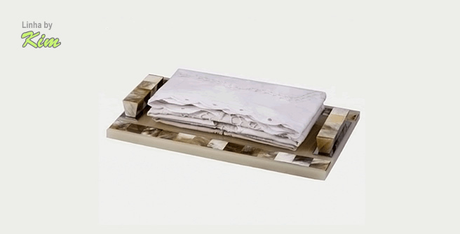 Bandeja para toalhas de lavabo em polister com incrustrao em pastilhas de chifre e detalhes em lato cromado (Linha By Kim).