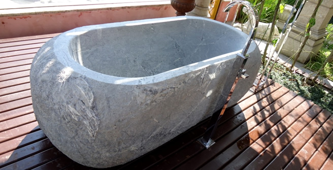 Banheira esculpida em Pedra Sabo, com acabamento externo apicoado.